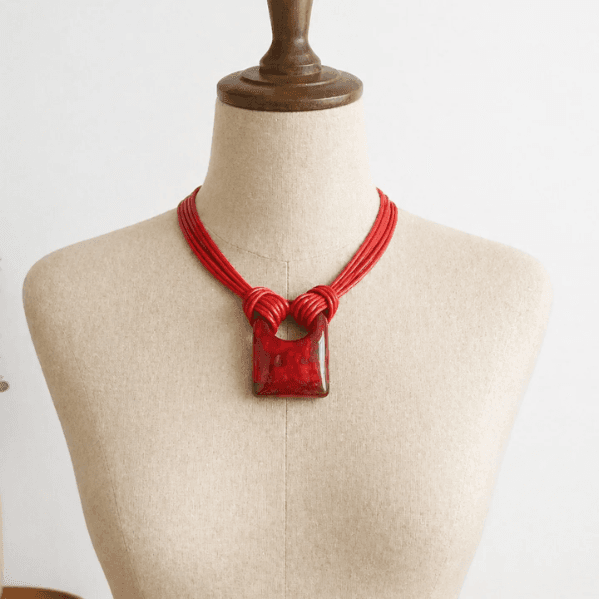 Collar Dije Rojo Tejido